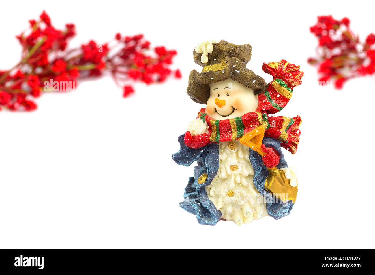 Niedlichen Schneemann Figur mit roten Beeren, die isoliert auf weißem Hintergrund Stockfoto