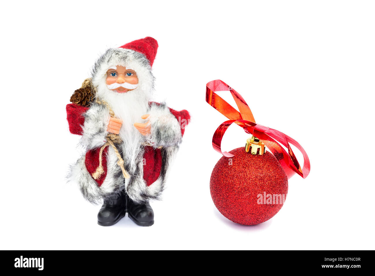 Weihnachtsmann Figur mit Christbaumkugel isoliert auf weißem Hintergrund Stockfoto