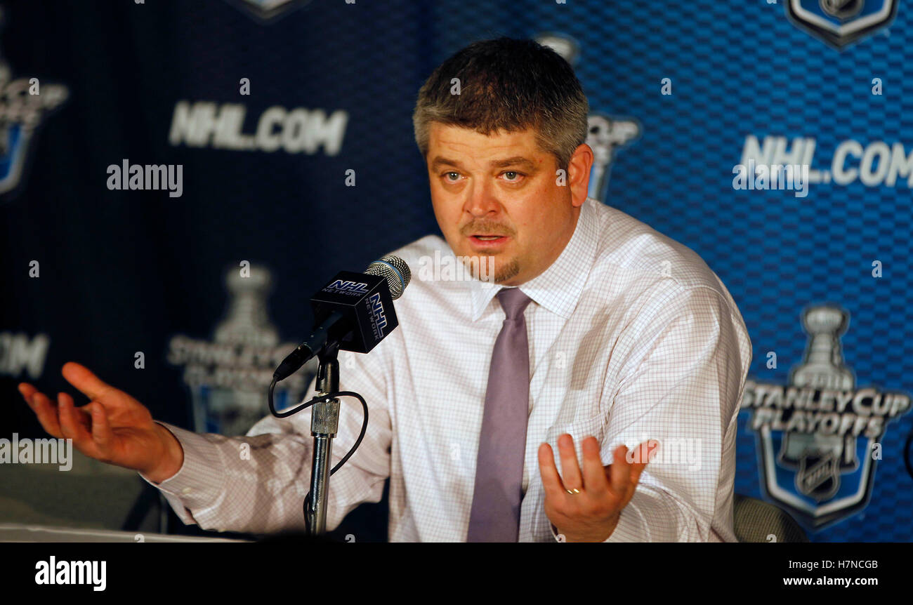 20. Mai 2011; San Jose, CA, USA; San Jose Sharks Cheftrainer Todd McLellan befasst sich mit die Medien nach dem Spiel drei der western Conference Finals der 2011 Stanley Cup Playoffs gegen die Vancouver Canucks im HP Pavilion. Die Haie besiegten die Canucks 4-3. Stockfoto