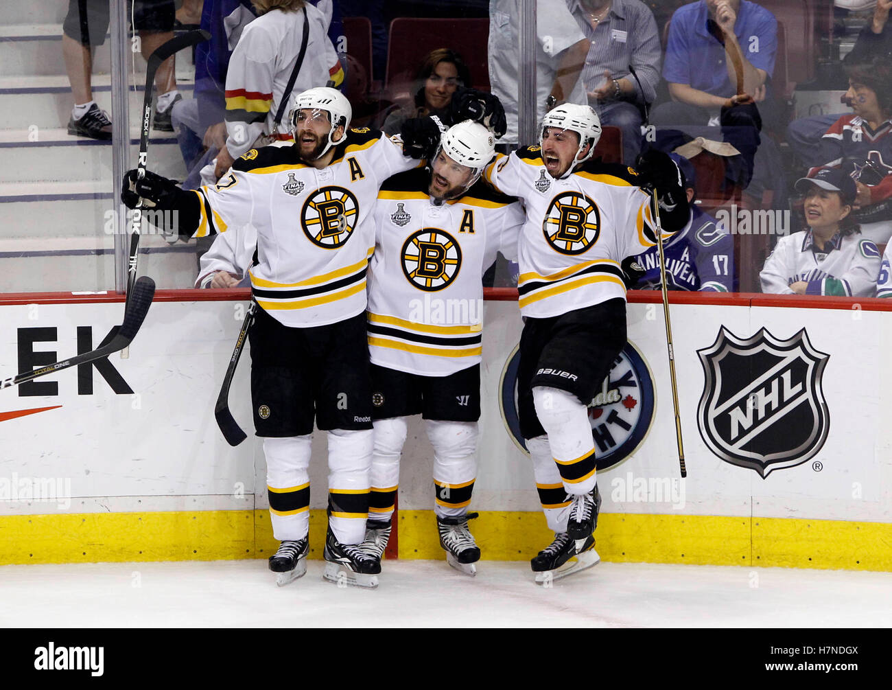 Juni 2011; Vancouver, BC, KANADA; Boston Bruins Linksflügel Brad Marchand (rechts) feiert mit Mark Recchi (Mitte) und Patrice Bergeron (links), nachdem er in der dritten Periode des Stanley Cup Finals 2011 in der Rogers Arena ein Leertreffer erzielt hat. Die Bruins gewannen 4-0 den Stanley Cup. Stockfoto