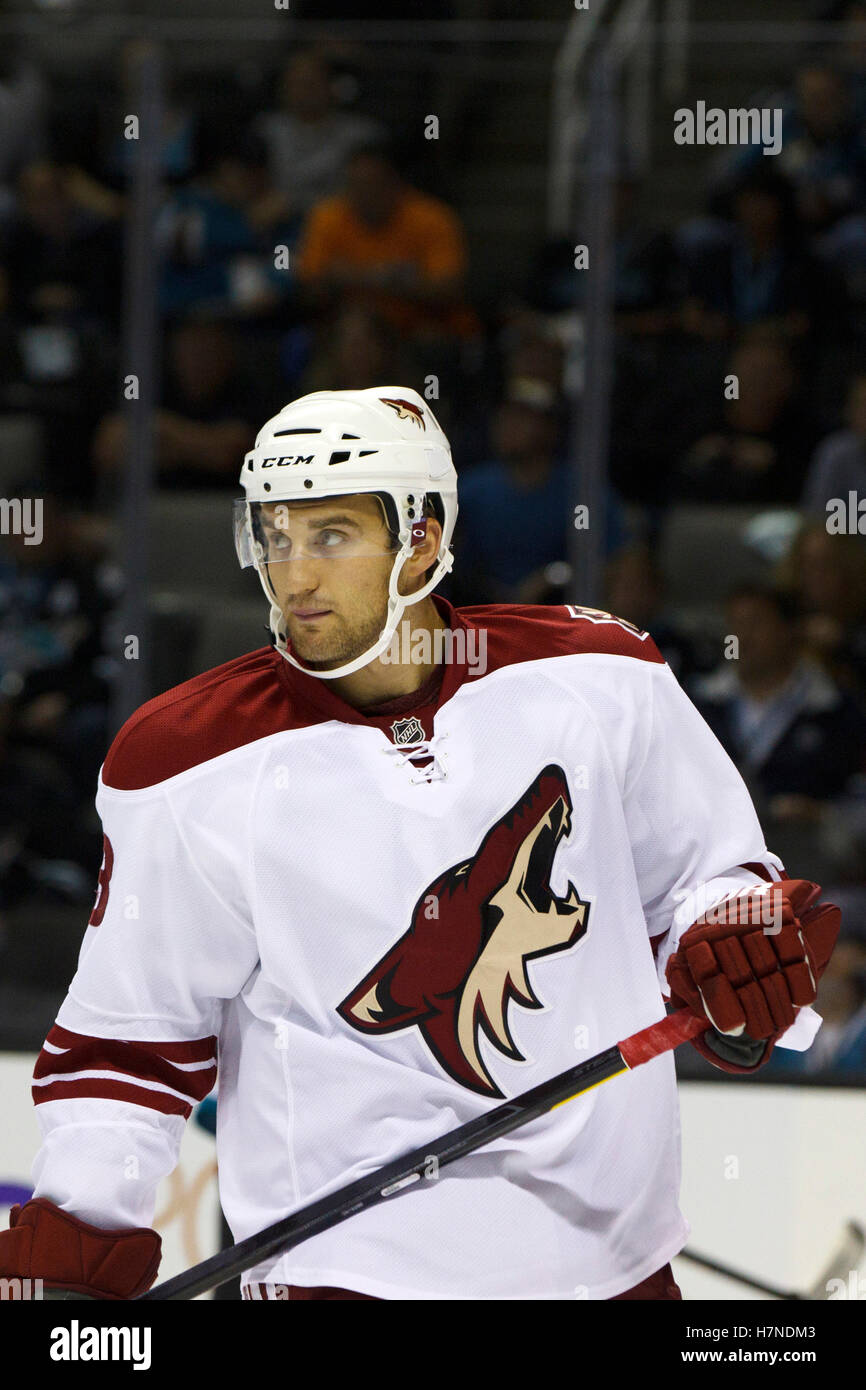 24. Sep 2011; San Jose, CA, USA; Phoenix Coyotes linker Flügel Brett MacLean (8) vor einem Gesicht gegen die San Jose Sharks während der ersten Periode im HP Pavilion. San Jose besiegte Phoenix mit 1:0. Stockfoto