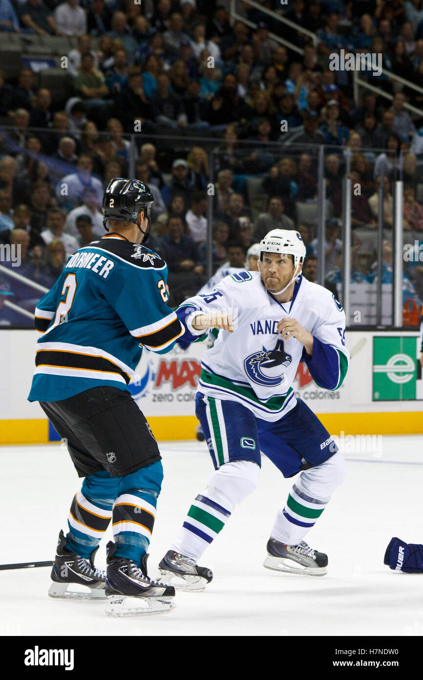 Sep 29, 2011; San Jose, CA, USA;  San Jose Sharks Verteidiger Jim Vandermeer (2) kämpft Vancouver Canucks linken Flügel Todd Fedoruk (55) in der zweiten Periode im HP Pavilion. Stockfoto