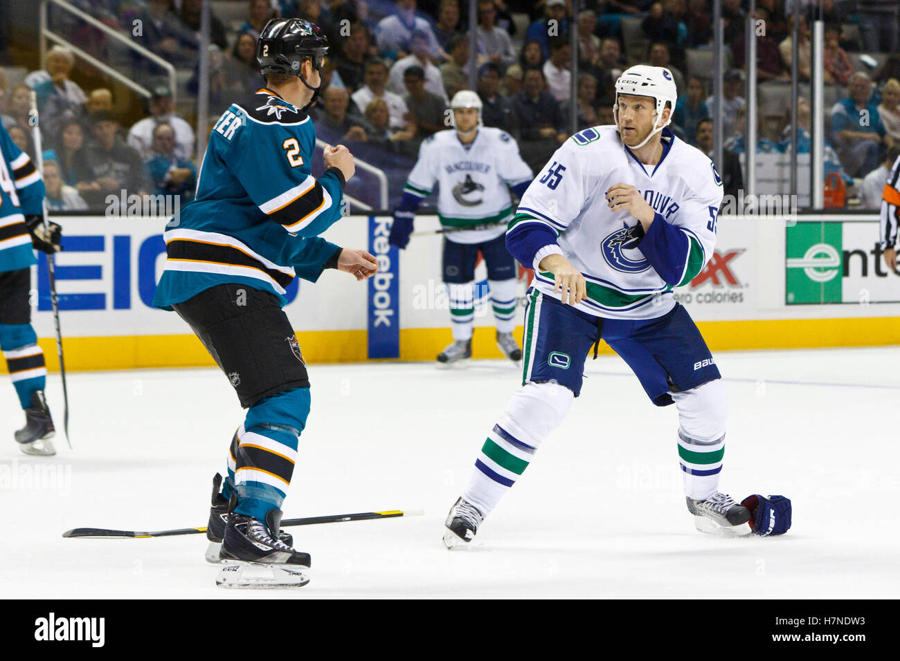 Sep 29, 2011; San Jose, CA, USA;  San Jose Sharks Verteidiger Jim Vandermeer (2) kämpft Vancouver Canucks linken Flügel Todd Fedoruk (55) in der zweiten Periode im HP Pavilion. Stockfoto