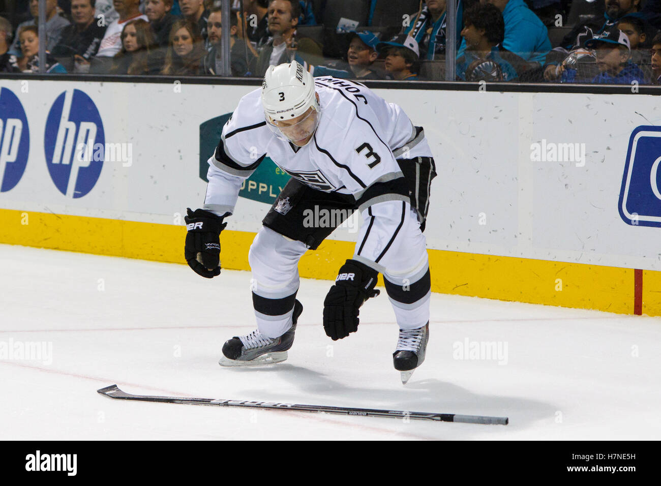 7. November 2011; San Jose, CA, USA; Los Angeles Kings Verteidiger Jack Johnson (3) sinkt seine Hockey-Stick auf dem Eis gegen die San Jose Sharks während der dritten Periode im HP Pavilion.  San Jose besiegte Los Angeles 4-2. Stockfoto