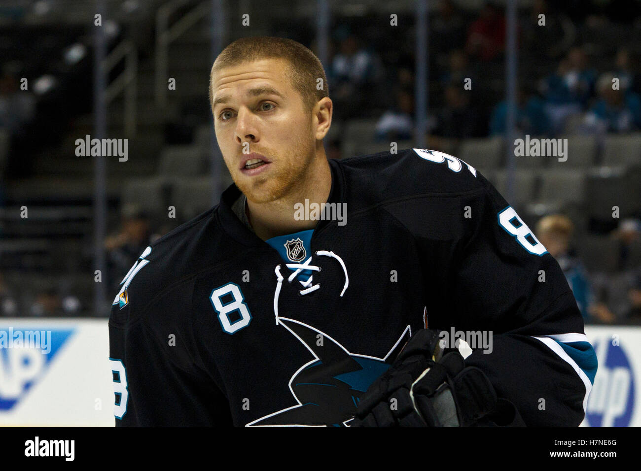 10. November 2011; San Jose, CA, USA; San Jose Sharks Center Joe Pavelski (8) erwärmt sich vor dem Spiel gegen die Minnesota Wild im HP Pavilion.  San Jose besiegte Minnesota 3-1. Stockfoto