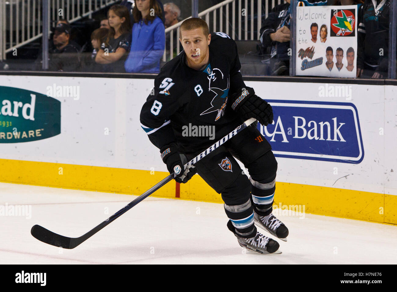 10. November 2011; San Jose, CA, USA; San Jose Sharks Center Joe Pavelski (8) erwärmt sich vor dem Spiel gegen die Minnesota Wild im HP Pavilion.  San Jose besiegte Minnesota 3-1. Stockfoto