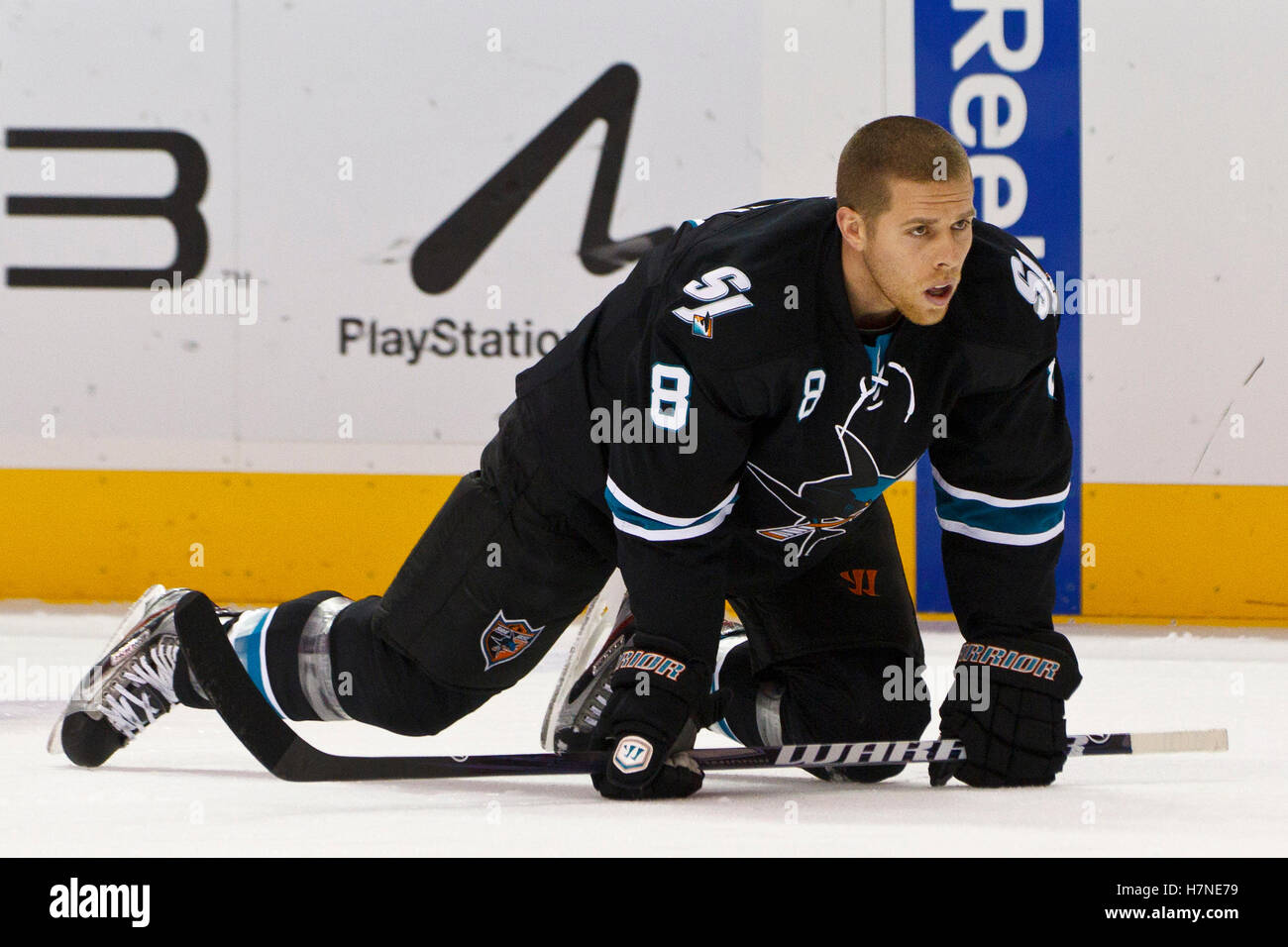 10. November 2011; San Jose, CA, USA; San Jose Sharks Center Joe Pavelski (8) erwärmt sich vor dem Spiel gegen die Minnesota Wild im HP Pavilion.  San Jose besiegte Minnesota 3-1. Stockfoto