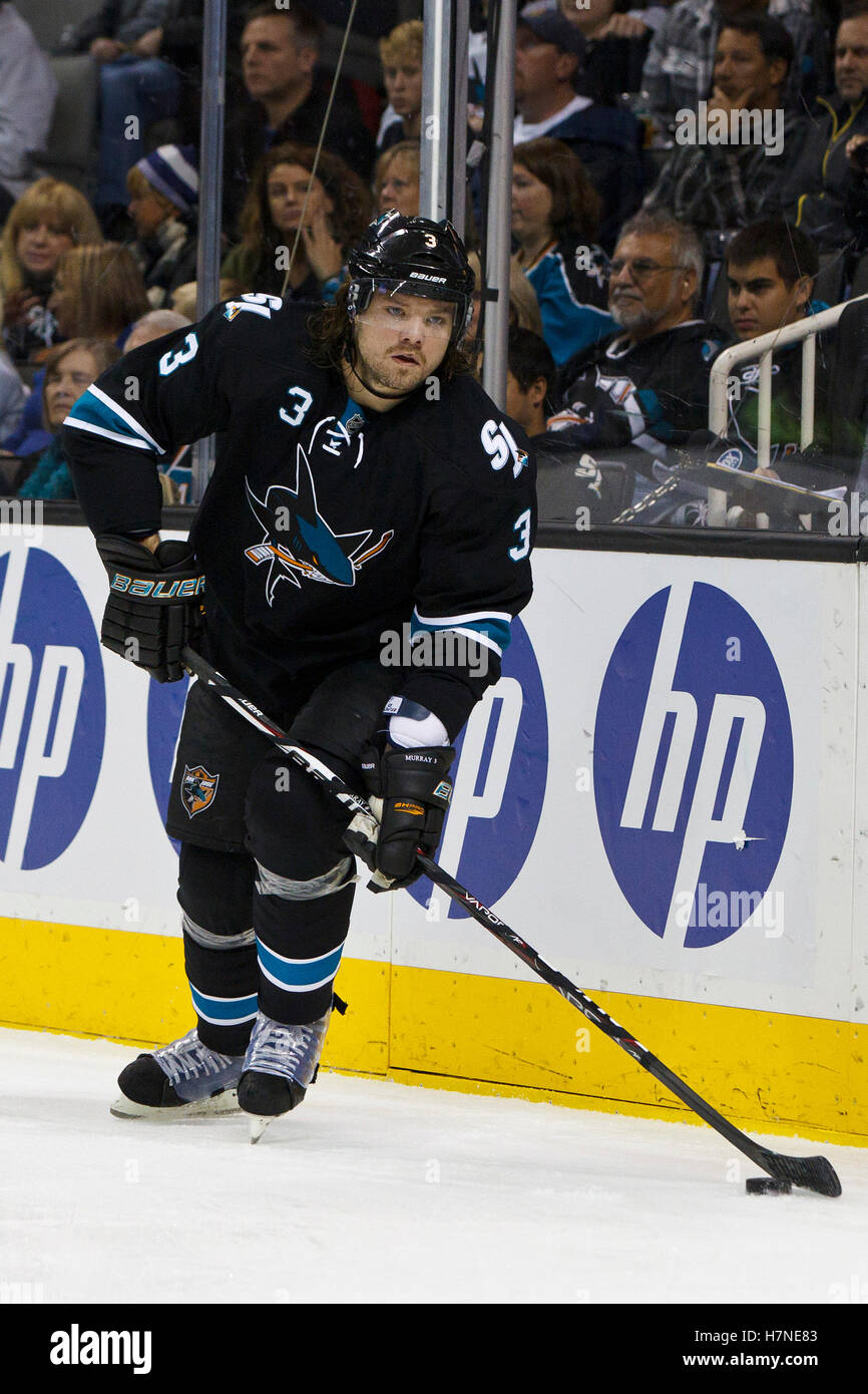 10. November 2011; San Jose, CA, USA; San Jose Sharks Verteidiger Douglas Murray (3) Schlittschuhe mit dem Puck gegen die Minnesota Wild in der ersten Phase im HP Pavilion. Stockfoto