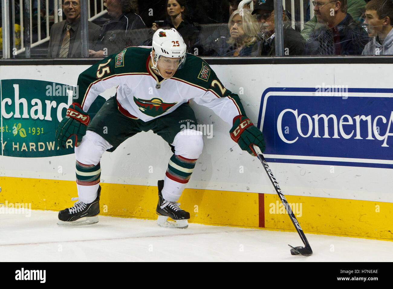 10. November 2011; San Jose, CA, USA; Minnesota Wild rechten Flügel Nick Johnson (25) schnappt sich den Puck mit seinem Stock gegen die San Jose Sharks in der ersten Phase im HP Pavilion.  San Jose besiegte Minnesota 3-1. Stockfoto