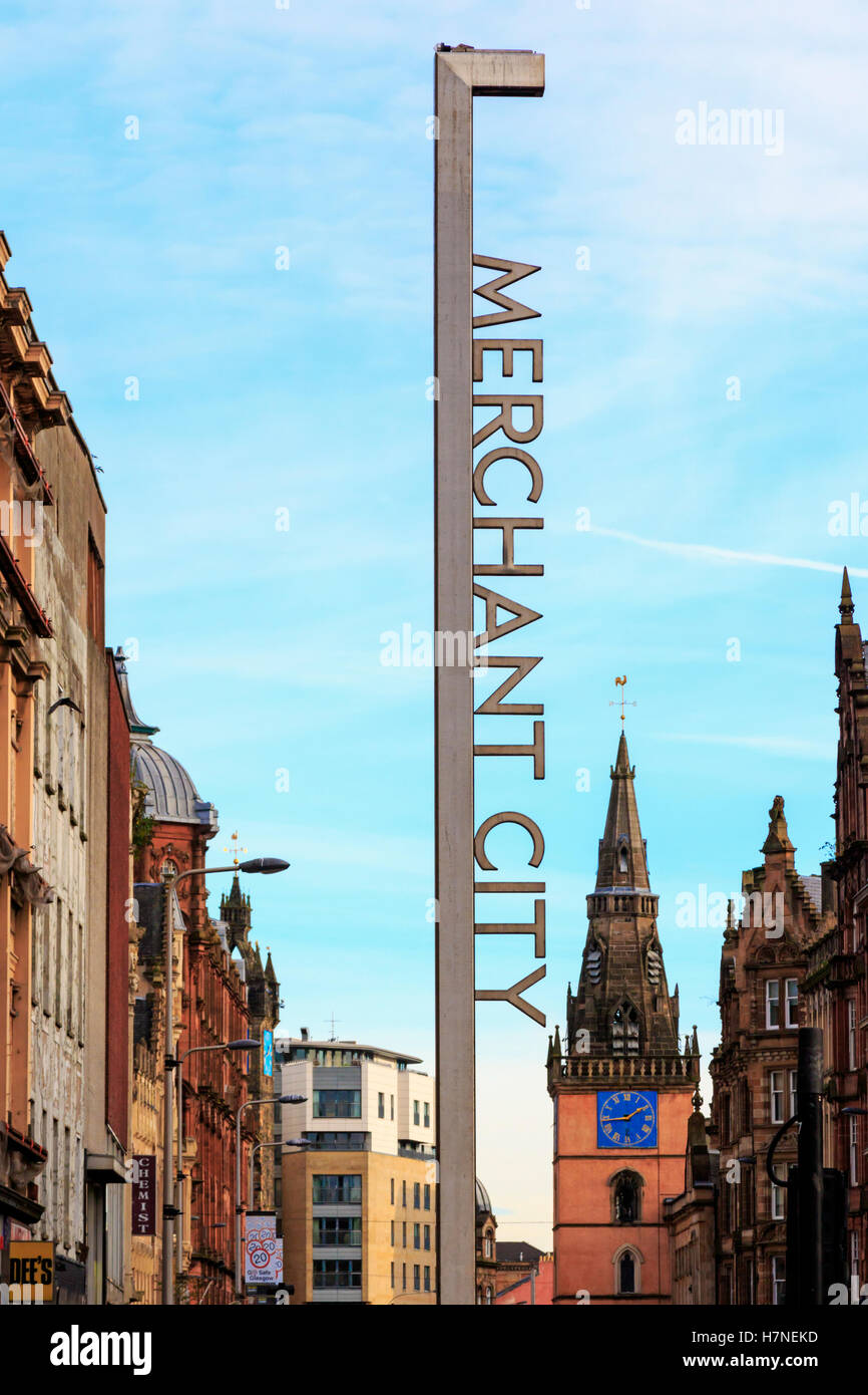 Schild am Eingang der Merchant City Bezirk von Glasgow in Argyll Street mit dem Turm des Teatro Tron Glasgow Stockfoto