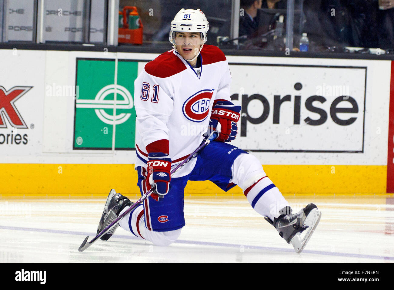 1. Dezember 2011; San Jose, CA, USA; Montreal Canadiens Verteidiger Raphael Diaz (61) erwärmt sich vor dem Spiel gegen die San Jose Sharks im HP Pavilion. Stockfoto