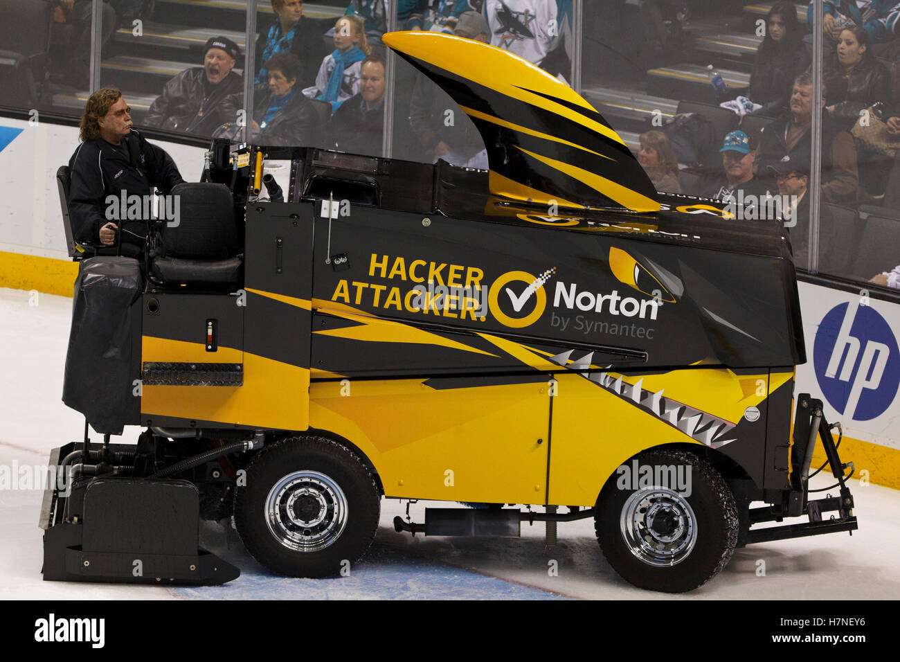 1. Dezember 2011; San Jose, CA, USA; Eine Zamboni-Maschine taucht das Eis vor Schießereien zwischen den San Jose Sharks und den Montréal Canadiens im HP Pavilion.  San Jose besiegte Montreal 4: 3 im Elfmeterschießen. Stockfoto