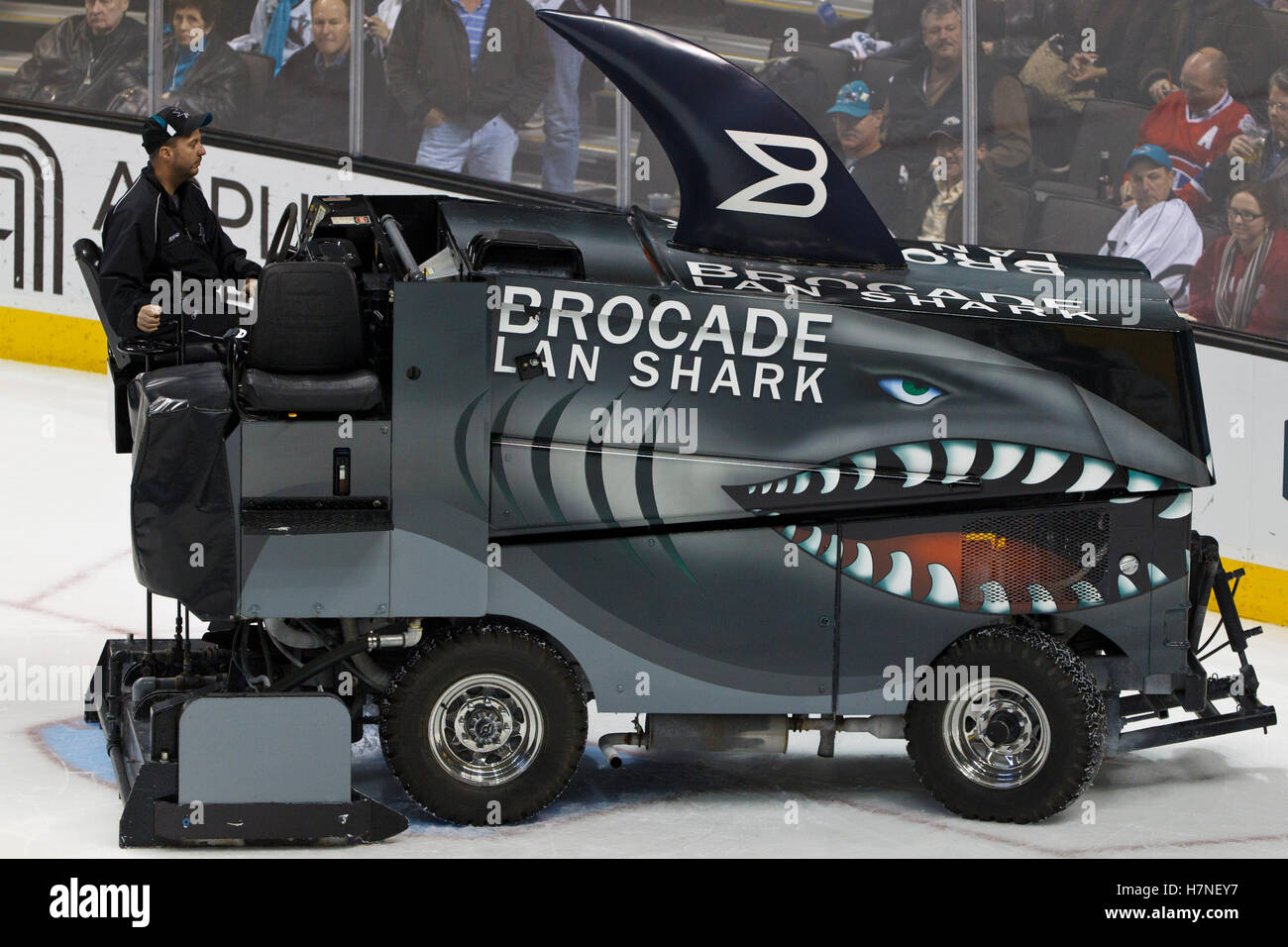 1. Dezember 2011; San Jose, CA, USA; Eine Zamboni-Maschine taucht das Eis vor Schießereien zwischen den San Jose Sharks und den Montréal Canadiens im HP Pavilion.  San Jose besiegte Montreal 4: 3 im Elfmeterschießen. Stockfoto