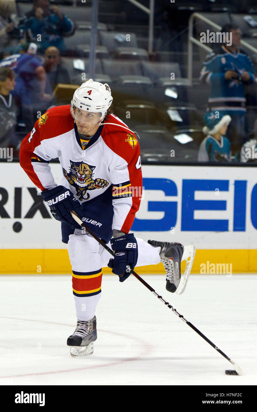 3. Dezember 2011; San Jose, CA, USA; Florida Panthers Verteidiger Keaton Ellerby (4) erwärmt sich vor dem Spiel gegen die San Jose Sharks im HP Pavilion. Stockfoto