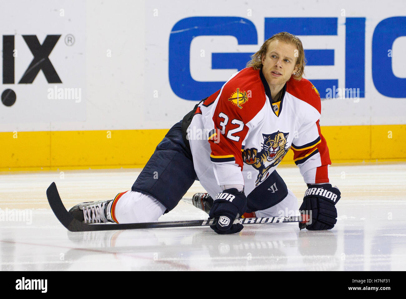 3. Dezember 2011; San Jose, CA, USA; Florida Panthers rechten Flügel Kris Versteeg (32) erwärmt sich vor dem Spiel gegen die San Jose Sharks im HP Pavilion. Stockfoto