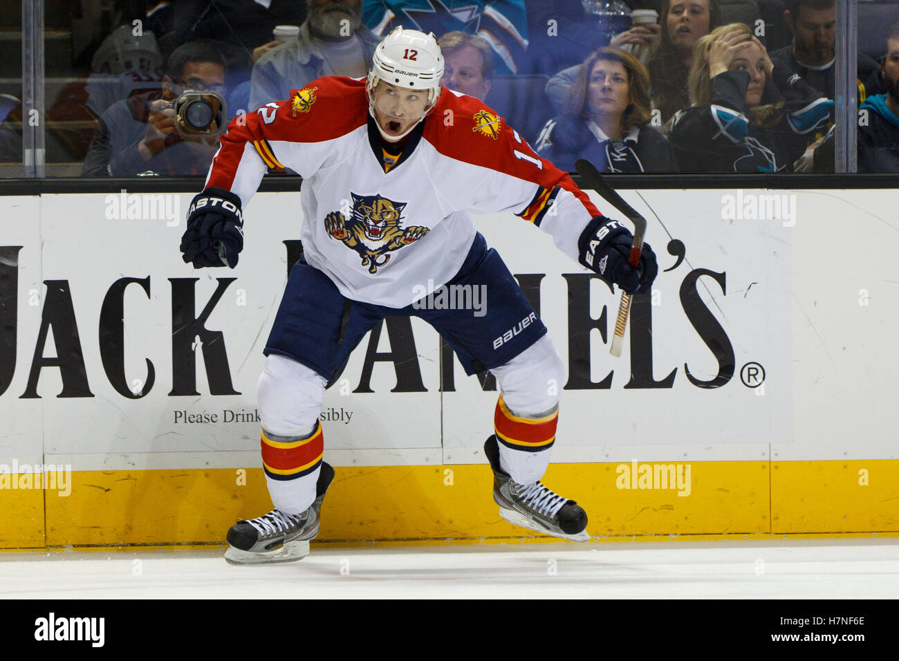 3. Dezember 2011; San Jose, CA, USA; Florida Panthers rechten Flügel Jack Skille (12) feiert nach einem Tor gegen die San Jose Sharks in der zweiten Periode in HP Pavilion. Stockfoto