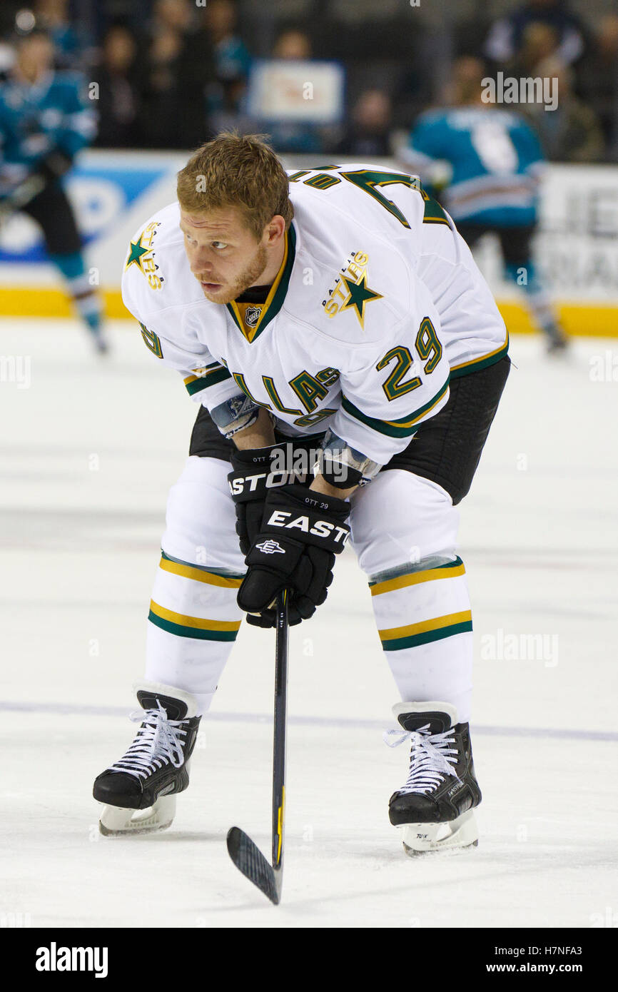 8. Dezember 2011; San Jose, CA, USA; Dallas Stars Center Steve Ott (29) wärmt sich vor dem Spiel gegen die San Jose Sharks im HP Pavilion auf. San Jose besiegte Dallas mit 5:2. Stockfoto