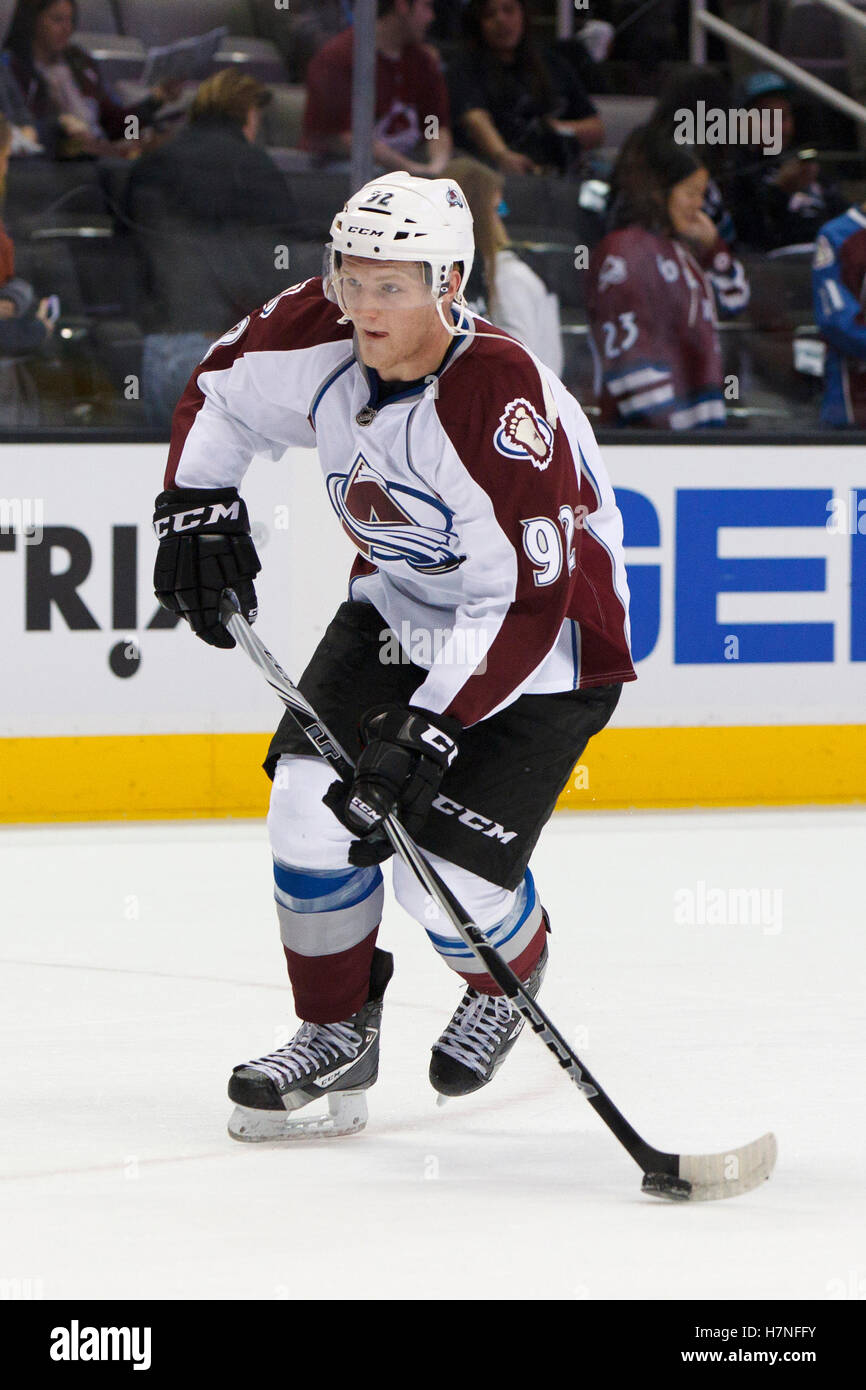 15. Dezember 2011; San Jose, CA, USA; Colorado Avalanche linken Flügel Gabriel Landeskog (92) erwärmt sich vor dem Spiel gegen die San Jose Sharks im HP Pavilion.  San Jose besiegte Colorado 5-4. Stockfoto