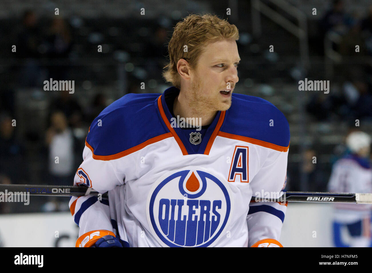 17. Dezember 2011; San Jose, CA, USA; Edmonton Oilers Zentrum Ryan Nugent-Hopkins (93) erwärmt sich vor dem Spiel gegen die San Jose Sharks im HP Pavilion. Stockfoto