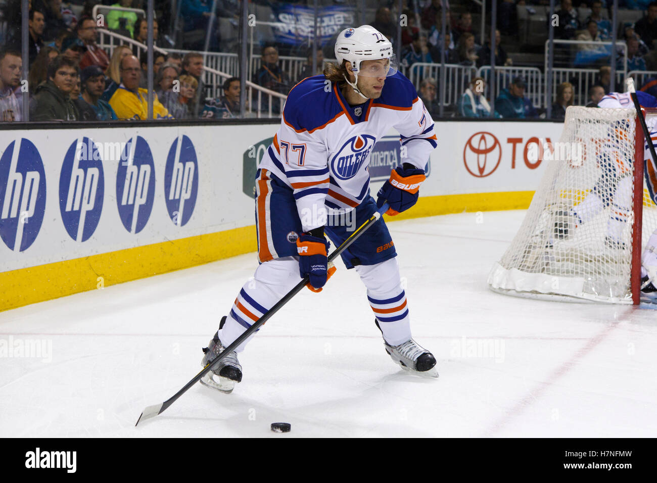 17. Dezember 2011; San Jose, CA, USA; Edmonton Oilers Verteidiger Tom Gilbert (77) Schlittschuh mit dem Puck gegen die San Jose Sharks während der ersten Periode im HP Pavilion. Stockfoto