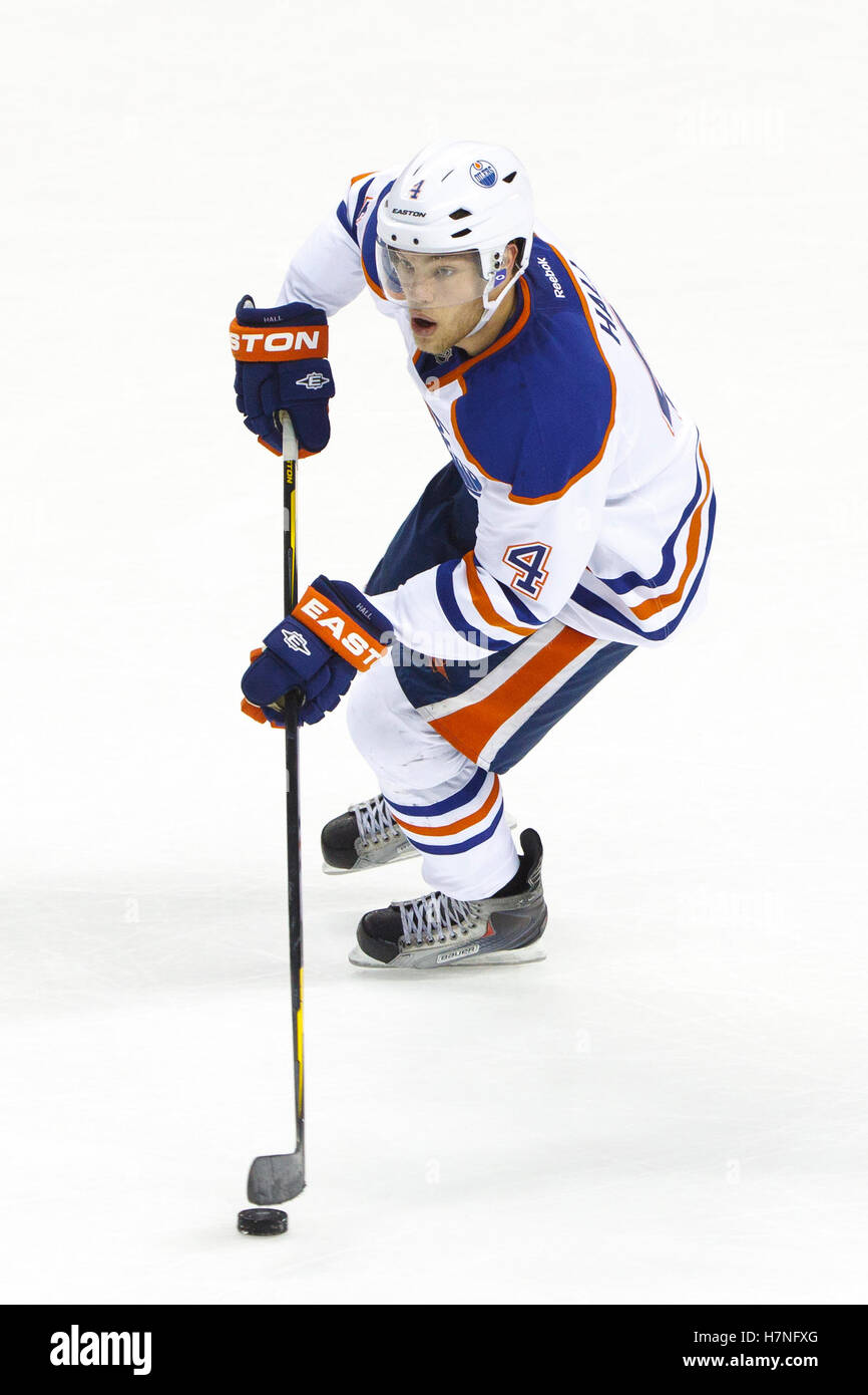 17. Dezember 2011; San Jose, CA, USA; Edmonton Oilers links Flügel Taylor Hall (4) Schlittschuhe mit dem Puck gegen die San Jose Sharks während der dritten Periode im HP Pavilion.  San Jose besiegte Edmonton 3-2. Stockfoto