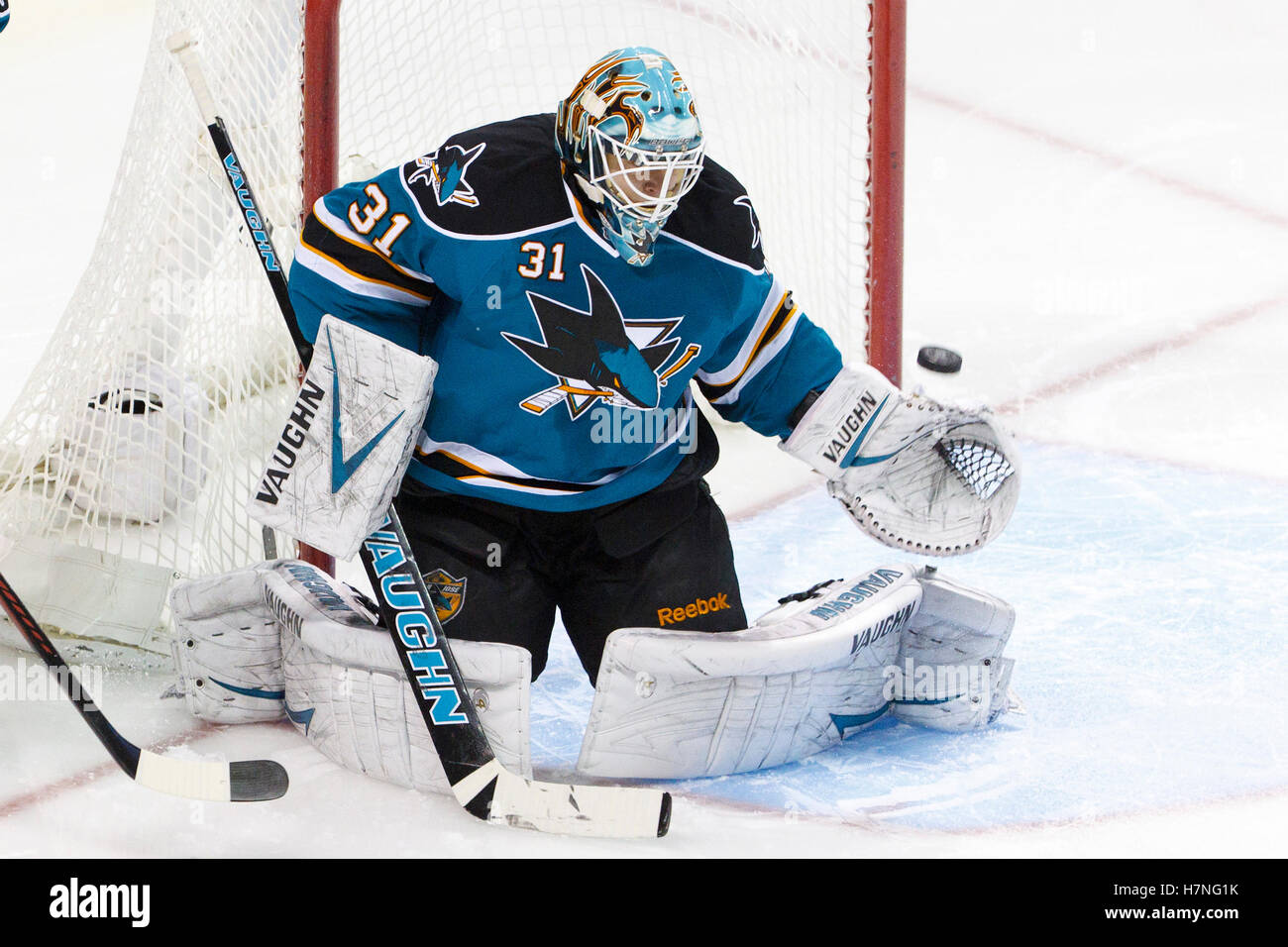 Dezember 2011; San Jose, CA, USA; San Jose Sharks Torhüter Antti Niemi (31) sprengt im HP Pavilion gegen die Tampa Bay Lightning. Stockfoto