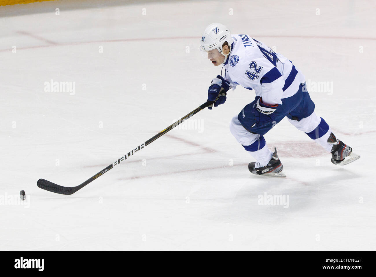 21. Dezember 2011; San Jose, CA, USA; Tampa Bay Lightning Zentrum Dana Tyrell (42) Schlittschuhe mit dem Puck gegen die San Jose Sharks in der ersten Phase im HP Pavilion. San Jose besiegte Tampa Bay 7-2. Stockfoto