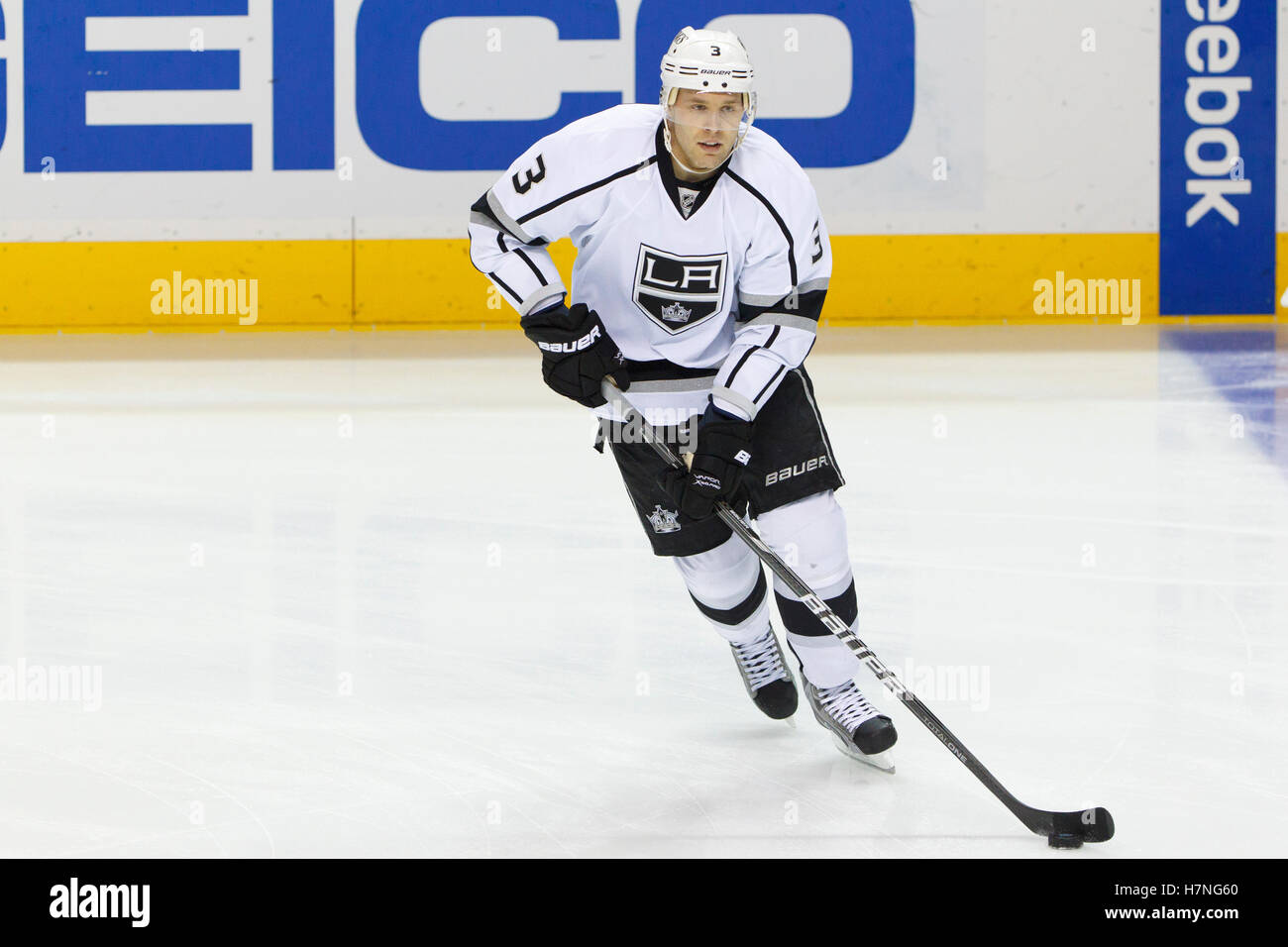 23. Dezember 2011; San Jose, CA, USA; Los Angeles Kings Verteidiger Jack Johnson (3) wärmt vor dem Spiel gegen die San Jose Sharks im HP Pavilion. Stockfoto