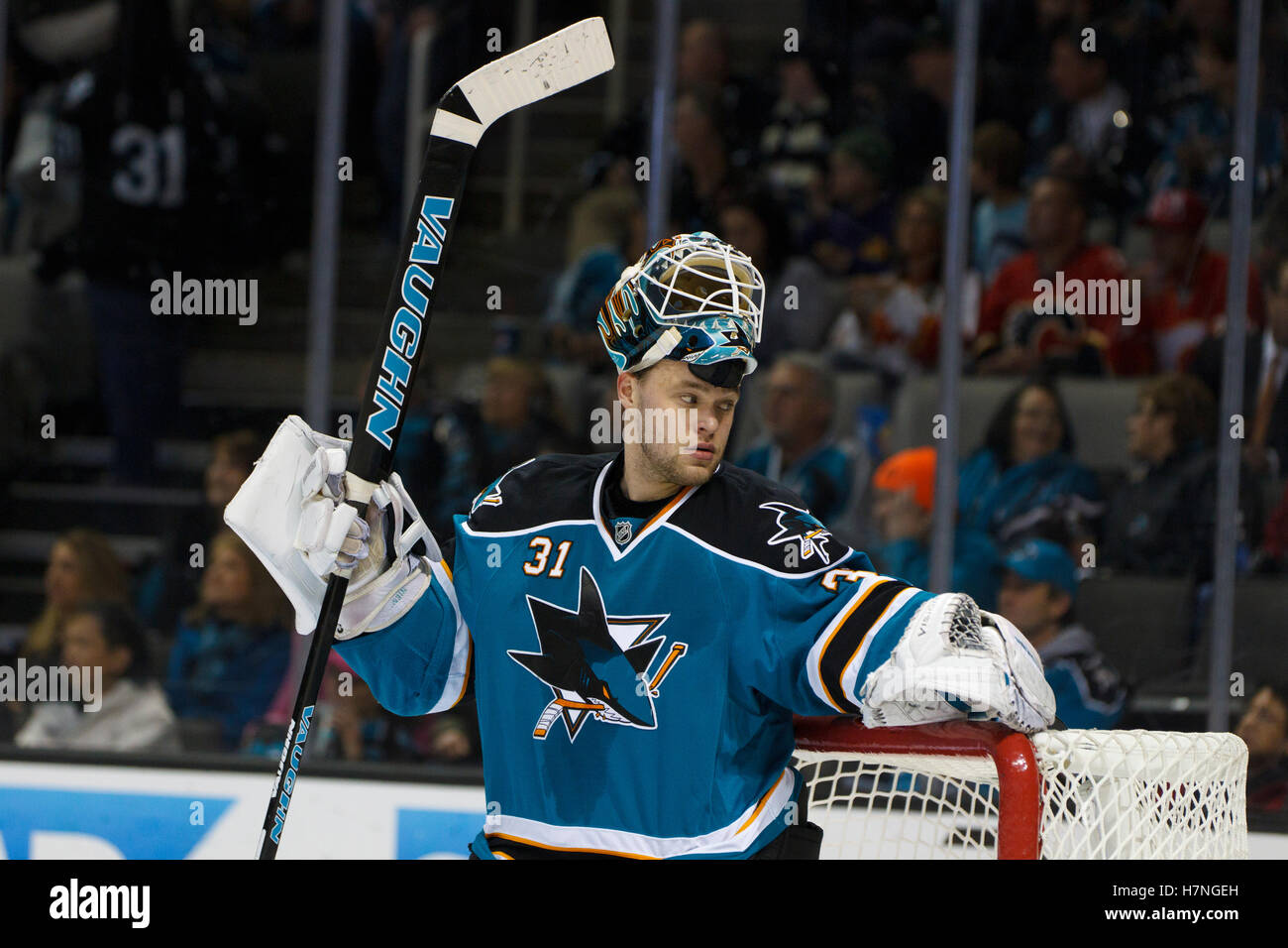 17. Januar 2012; San Jose, CA, USA; San Jose Sharks Torhüter Antti Niemi (31) während einer Spielunterbrechung im Spiel gegen die Calgary Flames in der ersten Zeit bei HP Pavilion. Stockfoto