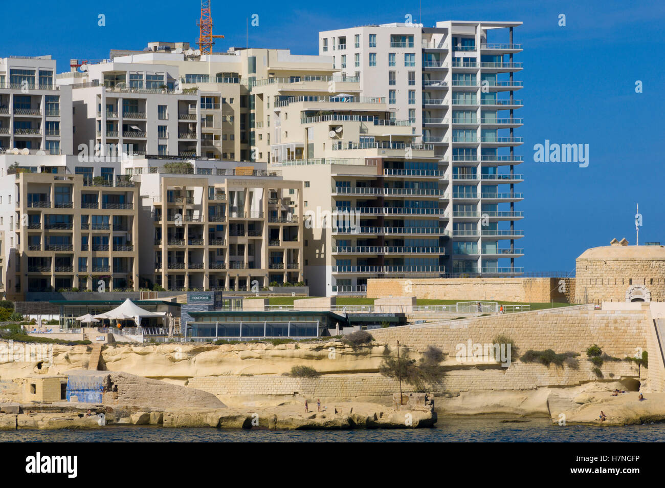 Valletta, ummauerte Stadt Hafen von Malta. Blick von der Stadt in Richtung Sliema mit new Development bei Tigne Point. Stockfoto