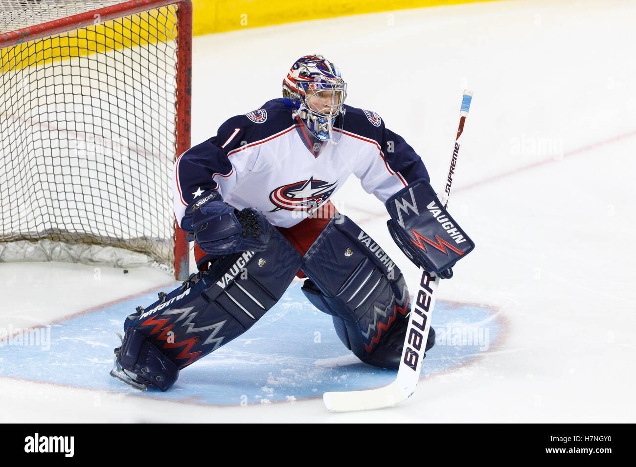 31. Januar 2012; San Jose, CA, USA; Columbus Blue Jackets Torwart Steve Mason (1) erwärmt sich vor dem Spiel gegen die San Jose Sharks im HP Pavilion. Stockfoto