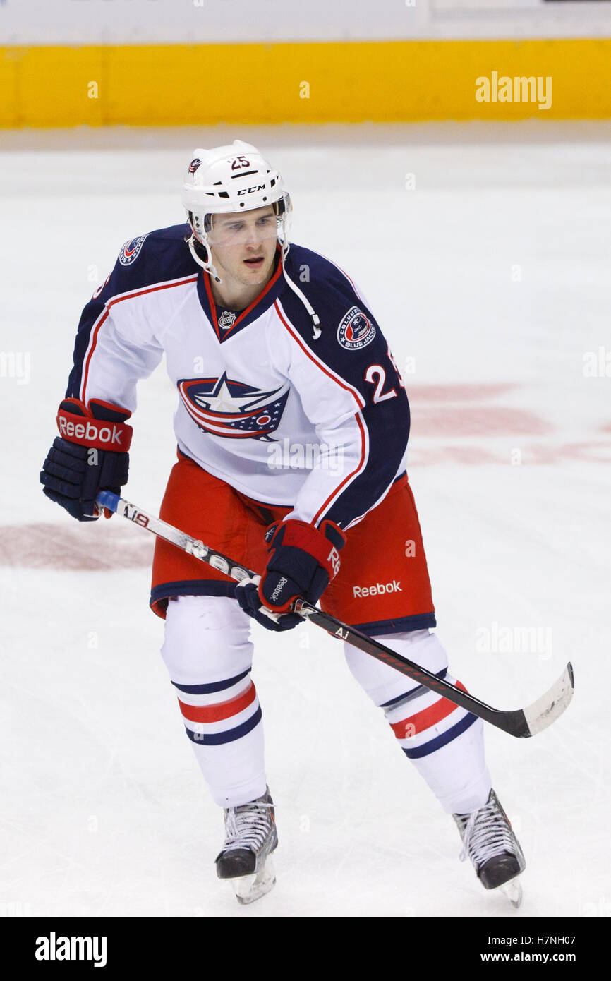 31. Januar 2012; San Jose, CA, USA; Columbus Blue Jackets Zentrum Ryan Russell (25) erwärmt sich vor dem Spiel gegen die San Jose Sharks im HP Pavilion. San Jose besiegte Columbus 6-0. Stockfoto