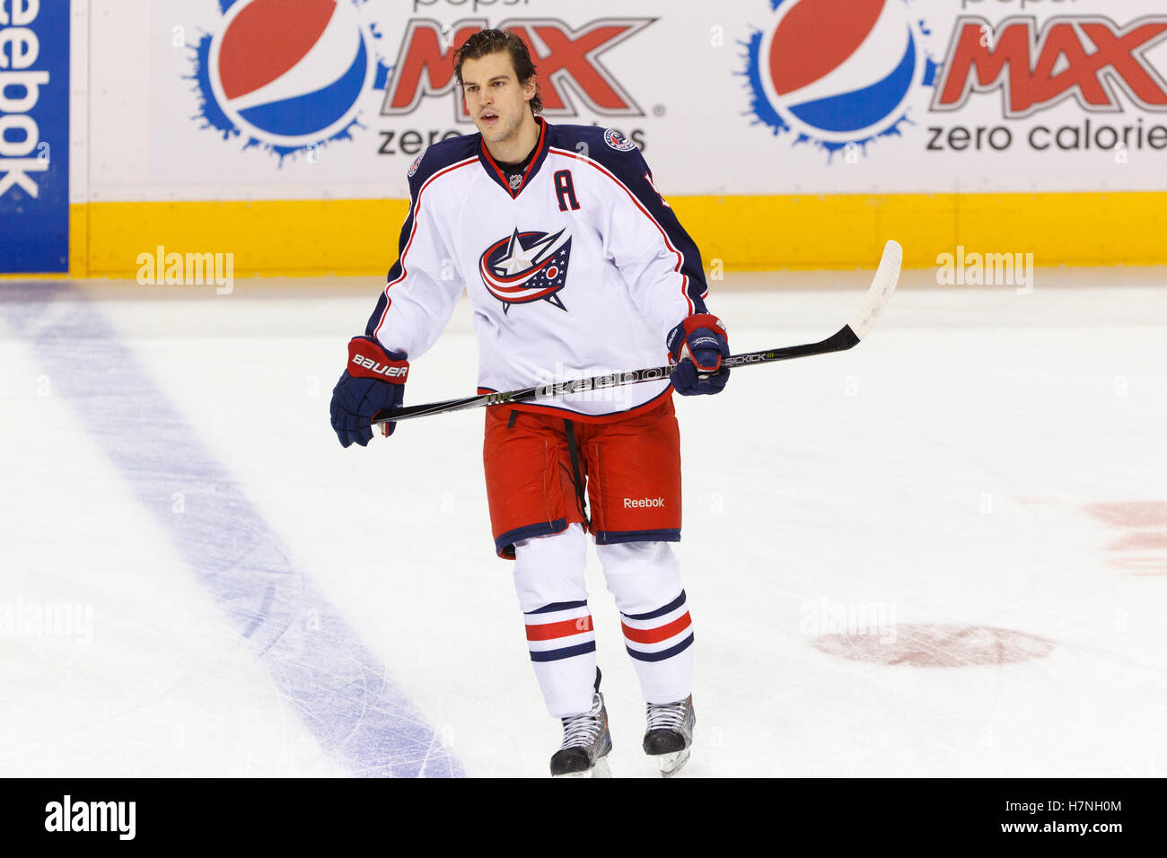 31. Januar 2012; San Jose, CA, USA; Columbus Blue Jackets Zentrum Antoine Vermette (50) erwärmt sich vor dem Spiel gegen die San Jose Sharks im HP Pavilion. San Jose besiegte Columbus 6-0. Stockfoto