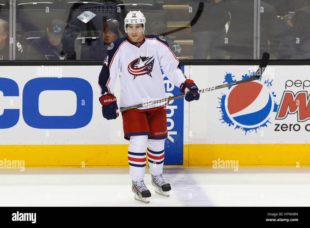 Jan 31, 2012, San Jose, Ca, USA; Columbus Blue Jackets defenseman Grant clitsome (14) nach dem Aufwärmen vor dem Spiel gegen die San Jose Sharks am HP Pavillion. San Jose besiegt Columbus 6-0. Stockfoto