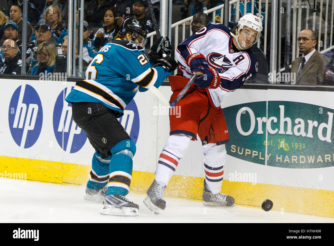 31. Januar 2012; San Jose, CA, USA; Columbus Blue Jackets Zentrum Antoine Vermette (50) übergibt den Puck nahe San Jose Sharks Center Michal Handzus (26) in der ersten Phase im HP Pavilion. Stockfoto