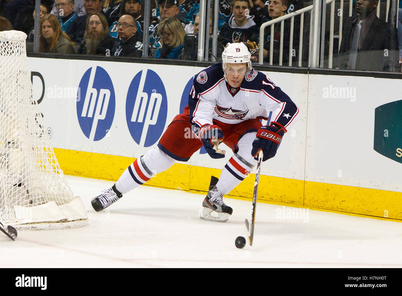 31. Januar 2012; San Jose, CA, USA; Columbus Blue Jackets center Ryan Johansen (19) Schlittschuhe mit dem Puck gegen die San Jose Sharks in der ersten Phase im HP Pavilion. Stockfoto