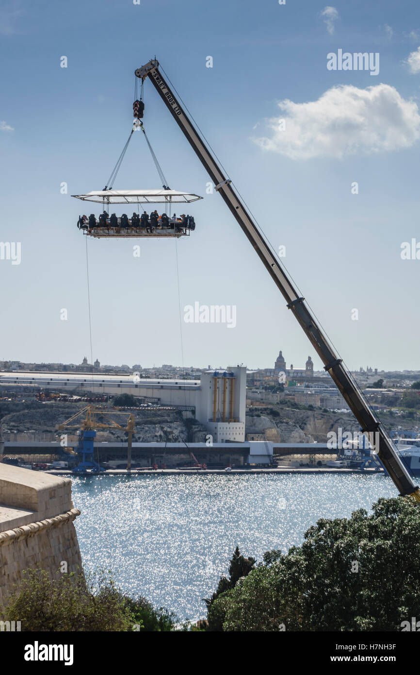 Valletta, ummauerte Stadt Hafen von Malta. Restaurants und Bars in den Himmel, hob ein Kran Erfahrung kostet mehr als 300 Euro pro Kopf. Stockfoto