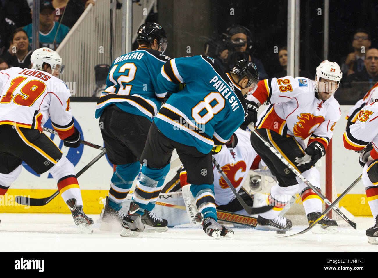 8. Februar 2012; San Jose, CA, USA; San Jose Sharks center Joe Pavelski (8) Partituren ein Tor gegen die Calgary Flames in der zweiten Periode im HP Pavilion. Stockfoto