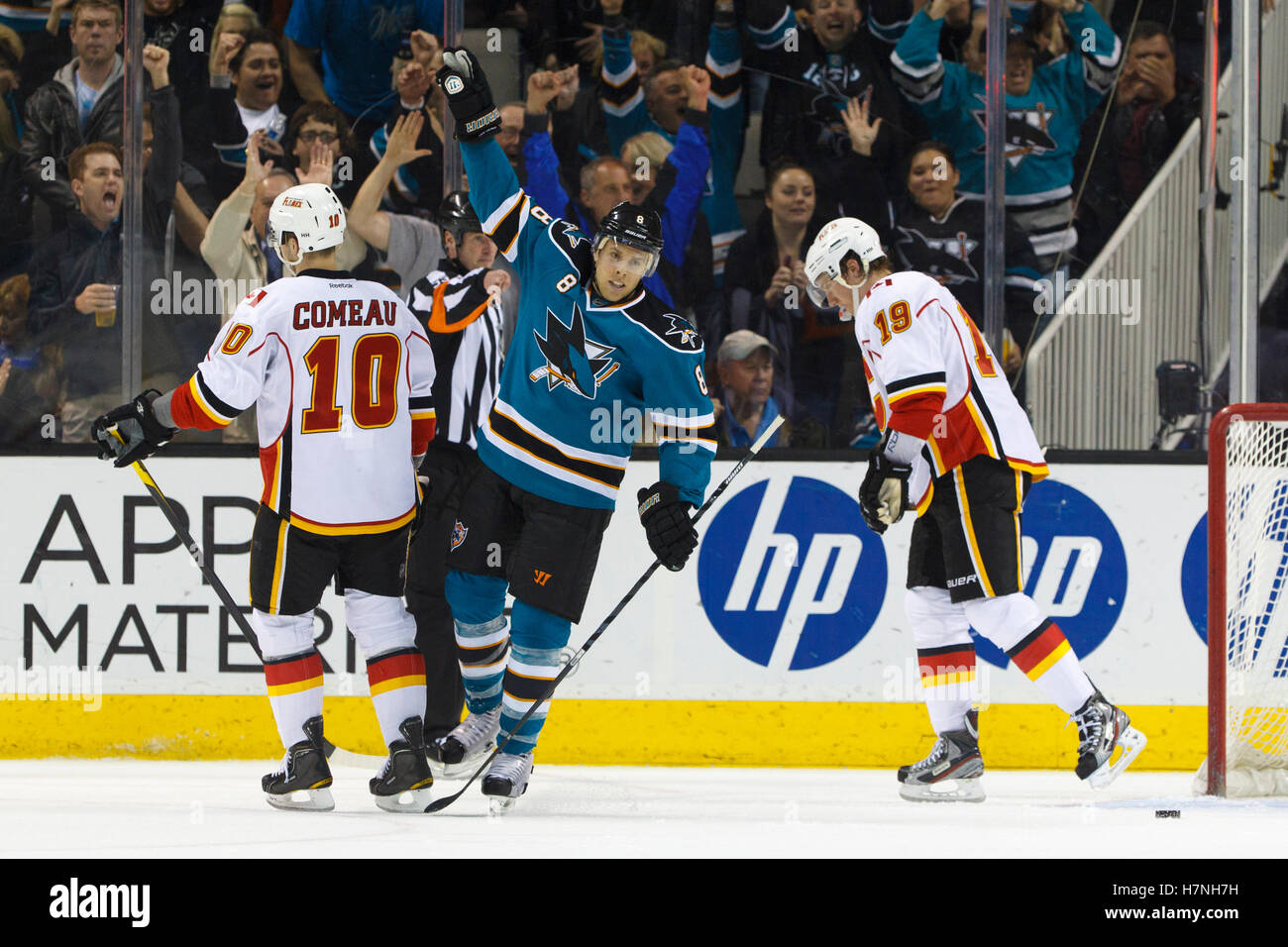8. Februar 2012; San Jose, CA, USA; San Jose Sharks Center Joe Pavelski (8) feiert nach ein Tor gegen die Calgary Flames in der zweiten Periode im HP Pavilion. Stockfoto