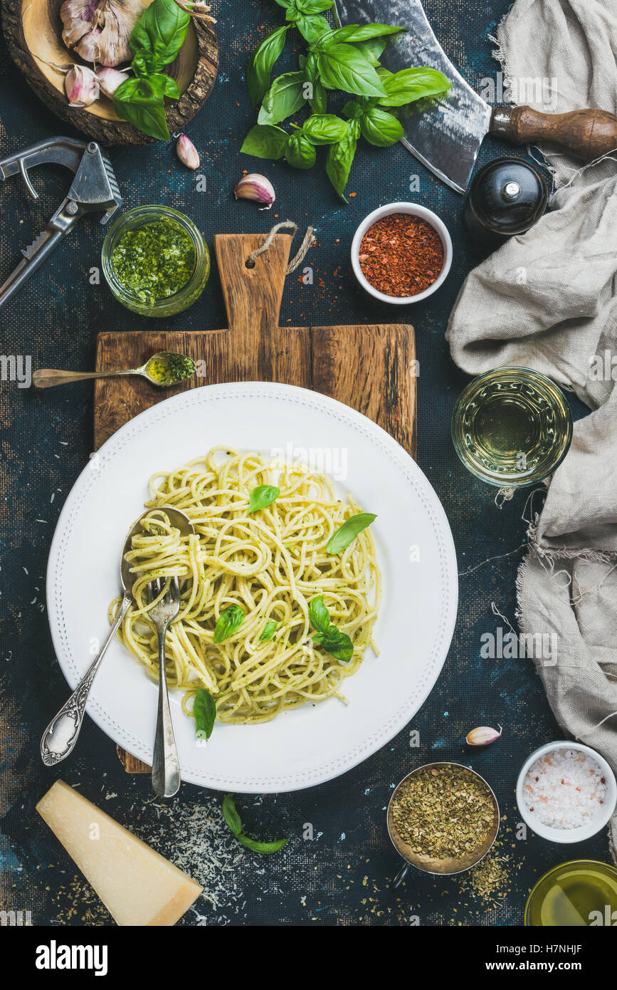 Spaghetti mit Pesto-Soße, Parmesan-Käse, Basilikum und Wein Stockfoto