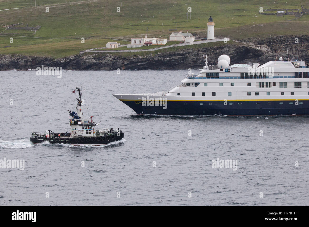 Pilot Schiff escorts National Geographic Orion in Gewässern in der Nähe der Shetland-inseln Lerwick, vorbei an Bressay Leuchtturm, Kirkabister Stockfoto