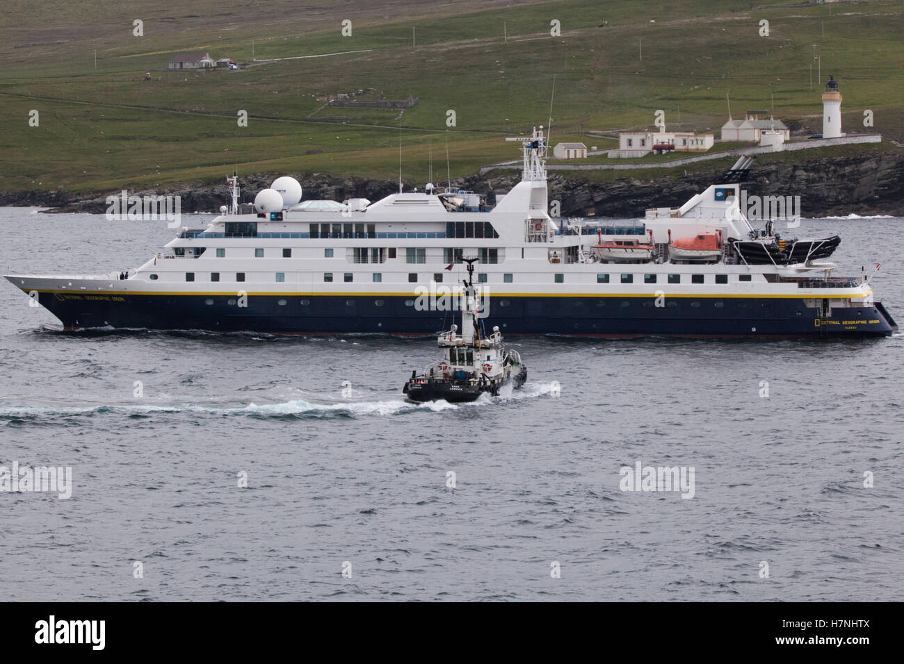 Pilot Schiff escorts National Geographic Orion in Gewässern in der Nähe der Shetland-inseln Lerwick, vorbei an Bressay Leuchtturm, Kirkabister Stockfoto