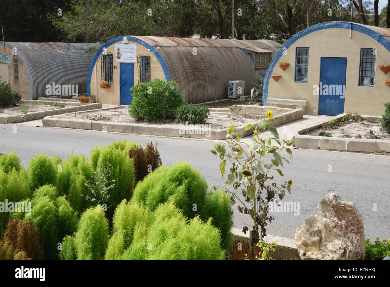 Ta'Qali Handwerk Dorf Hütten halb verfallenen ehemaligen RAF WWII Nissen meist verwendet für Handwerk und Handwerker Unternehmen, in der Nähe von Mdina in M Stockfoto