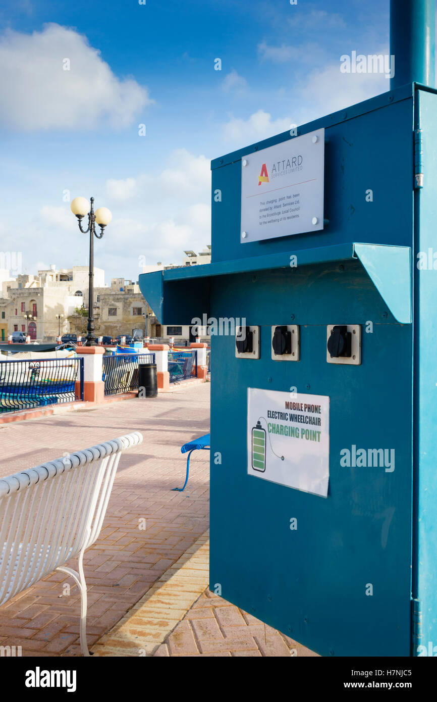 Malta, Pretty Bay. Ladestation kostenlos zur Verfügung gestellt von Attard Gesellschaft für elektrische Rollstühle und Mobiltelefone. Stockfoto