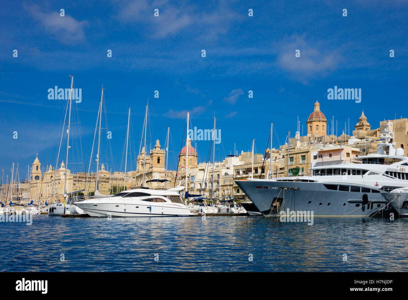 Superyachten vertäut im Hafen Marina Grtand, Valletta, Malta. Stockfoto