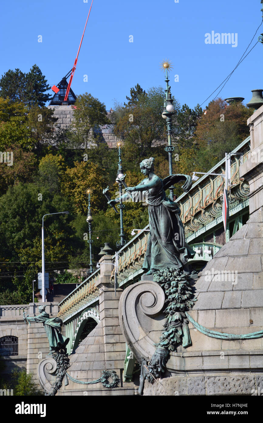 Nahaufnahme der Figuren auf Cechuv Brücke über den Fluss Vitava in Prag, Tschechien. Stockfoto