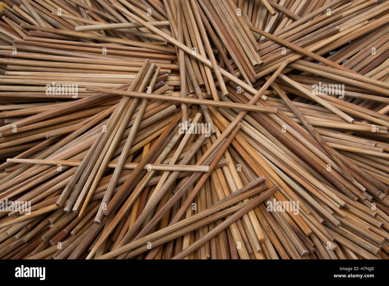 Heap hölzerne Stäbchen Stockfoto