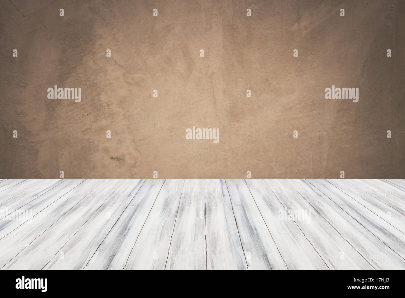Leere weiße Top Holztisch mit Betonmauer Hintergrund. Für die Darstellung des Produkts Stockfoto