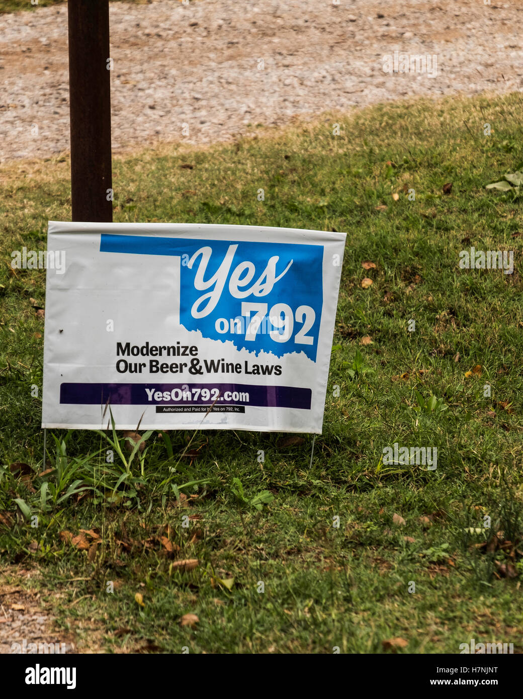 Ein politischen Zeichen fordert eine Ja Stimmen für die Modernisierung von Bier und Wein Gesetze in Oklahoma, USA. Stockfoto