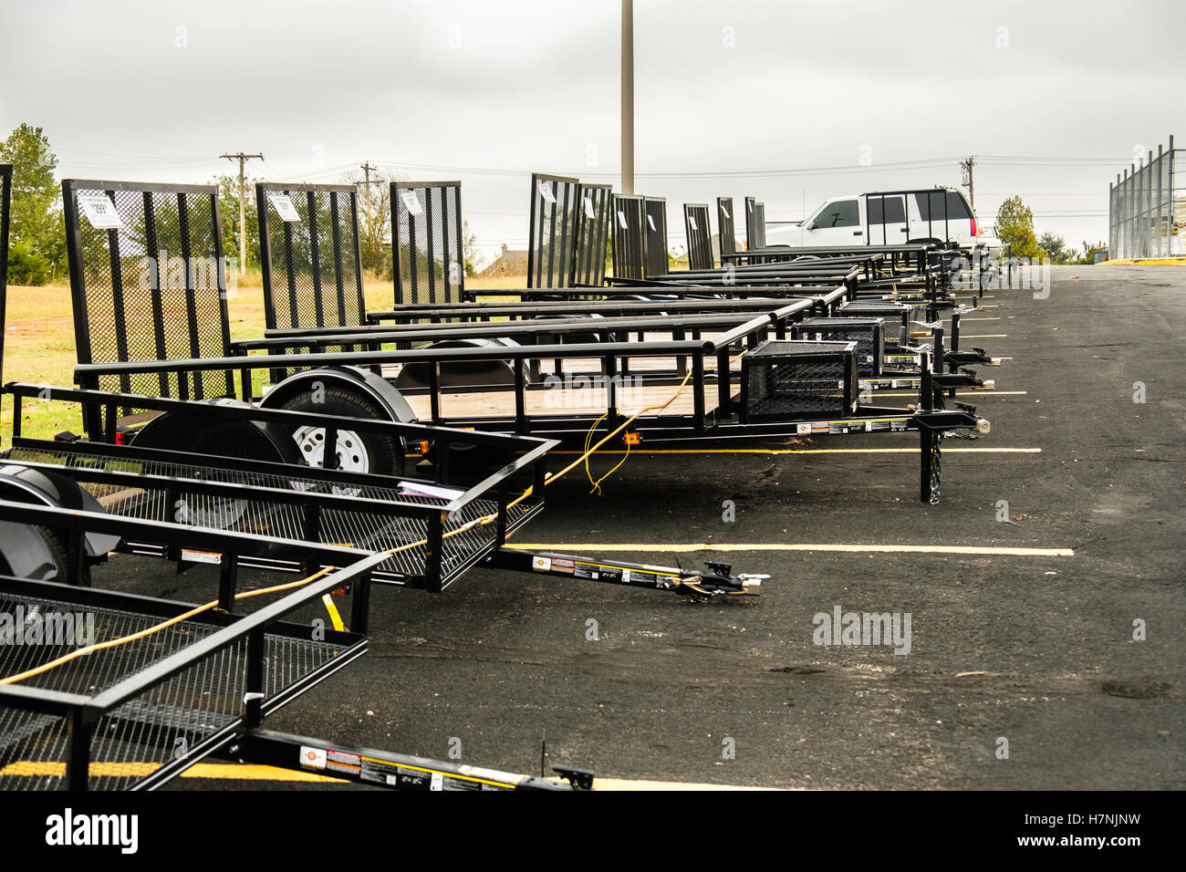 Utility Trailer aufgereiht in Folge und zum Verkauf in Purcell, Oklahoma, USA. Stockfoto